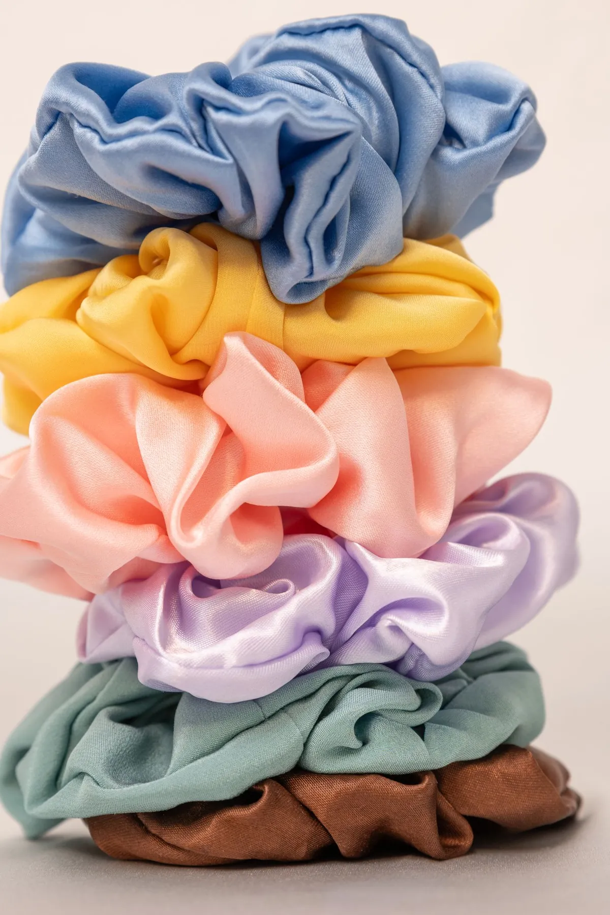 Scrunchie de satén rojo · Ejemplo
