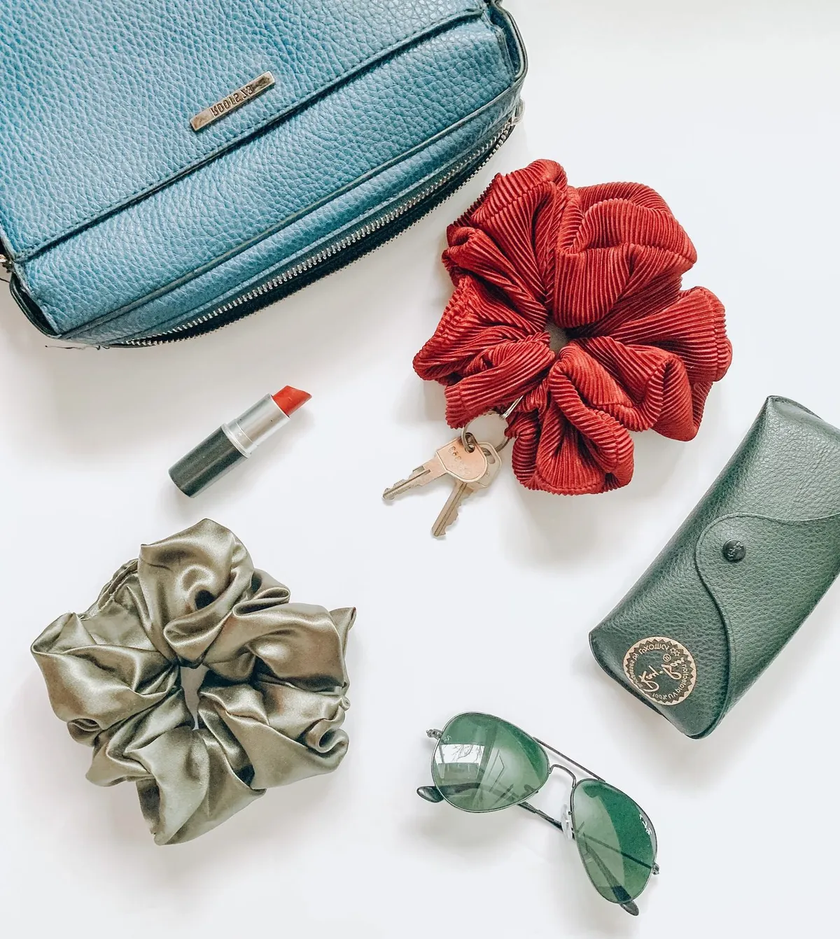 Scrunchie de satén rojo · Ejemplo
